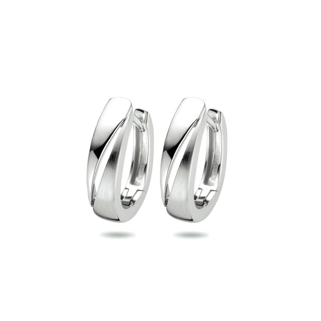 De Van der Kooij Collectie klapoorringen poli/mat zilver gerhodineerd hebben een modern gedraaid ontwerp met zowel gepolijste als matte afwerking, waardoor deze dames oorbellen een strakke en elegante uitstraling hebben.