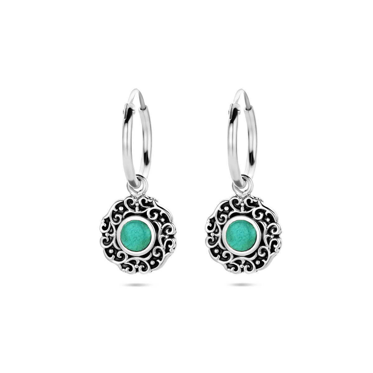 Aros de plata oxidados con piedra sintética verde y diseño decorativo.