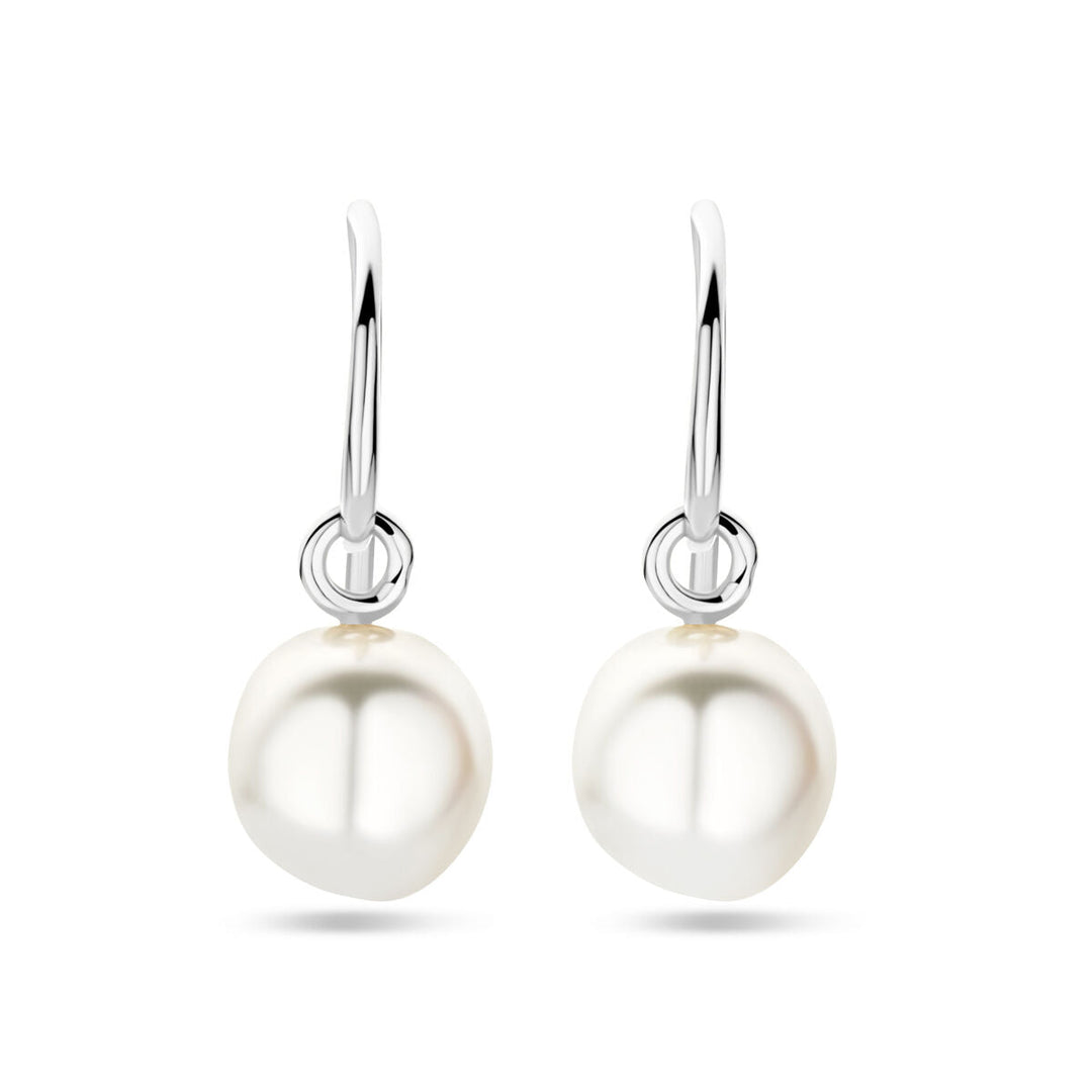 Een paar Van der Kooij Collectie oorhangers franse haak parel 24 mm in gerhodineerd zilver, met bungelende ronde witte parels tegen een witte achtergrond.