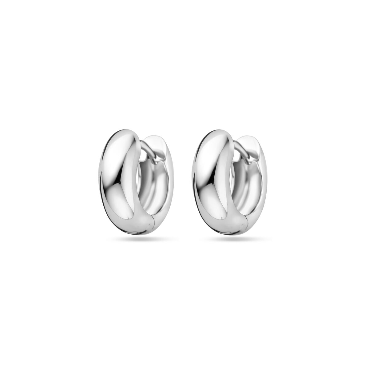 Pendientes de aro de 13,5 mm en plata rodiada con un diseño pulido y moderno.