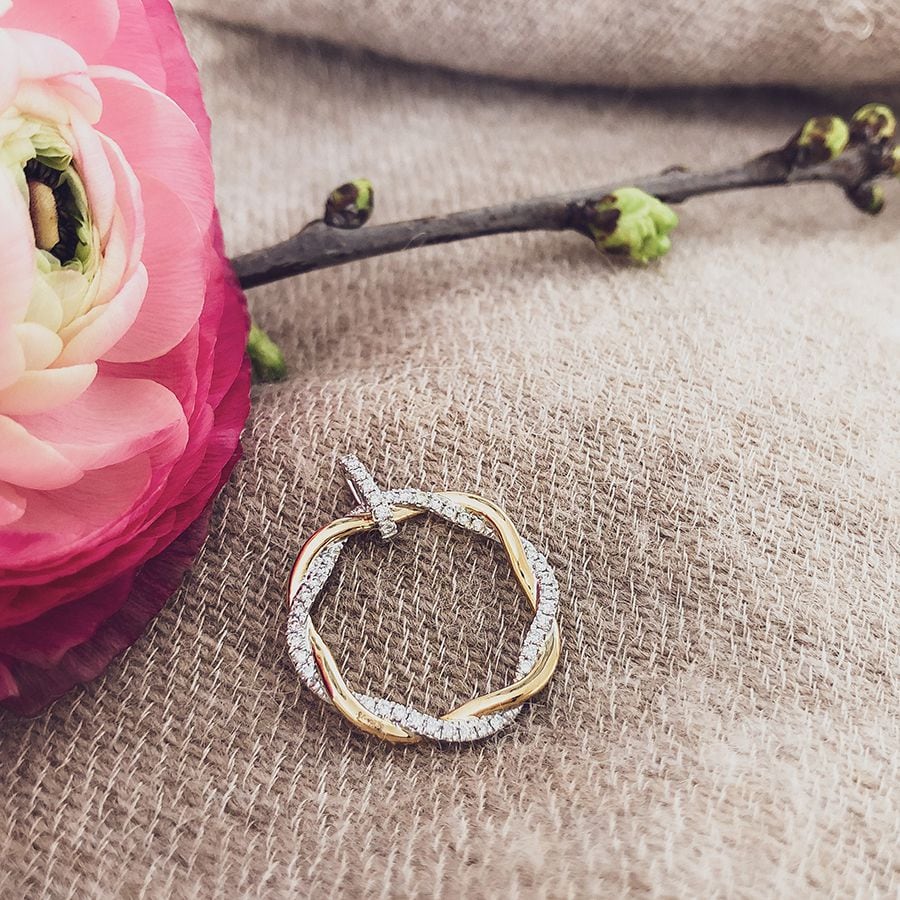 Colgante de oro bicolor con banda retorcida y diamante