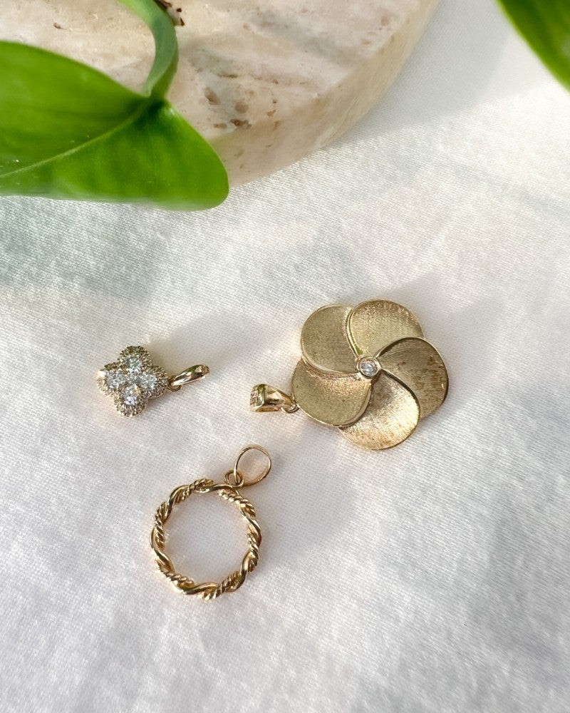 Colgante de oro amarillo de 14K con banda trenzada – Colgante circular elegante de mujer