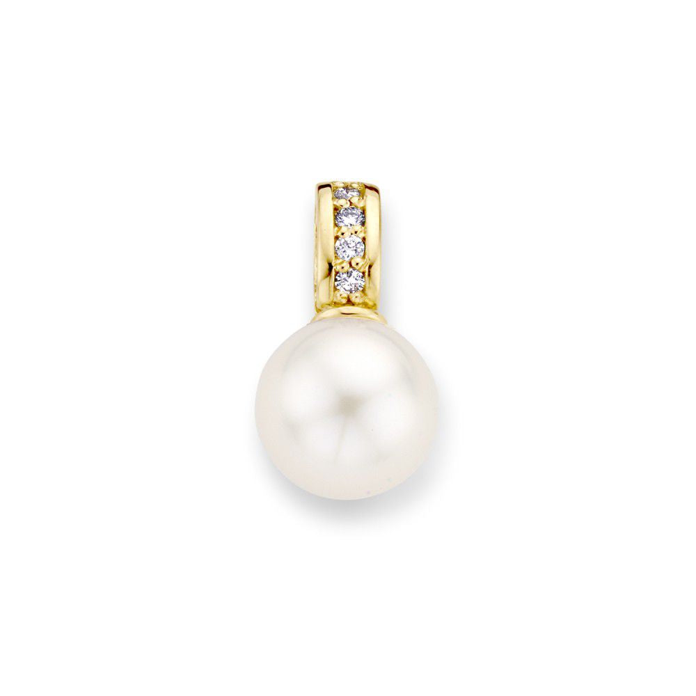Colgante clásico de oro amarillo con perla de agua dulce y diamantes.