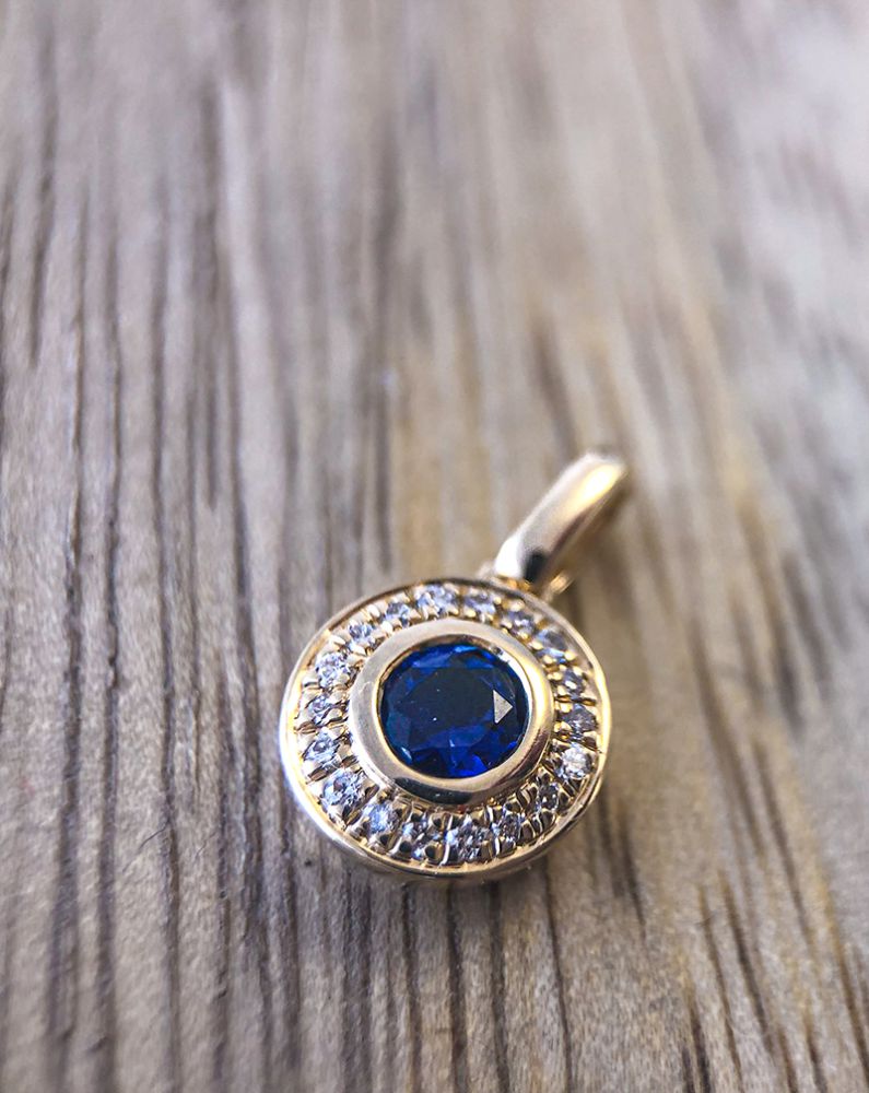 Colgante de oro amarillo Entourage con zafiro tallado en brillante y diamante de 14 quilates