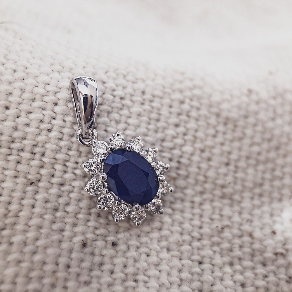 colgante de oro blanco con zafiro azul (1.00 crt) y 0.27 crt diamante – 14 quilates, 1,3 gramos