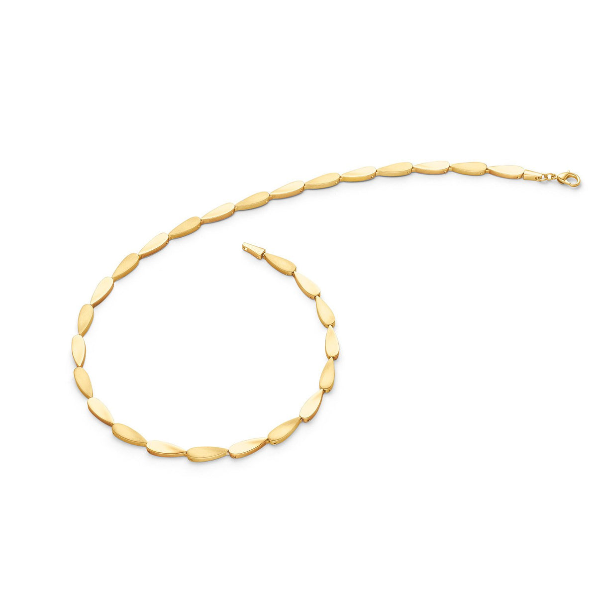 Collar de titanio dorado con eslabones ovalados y acabado mate.