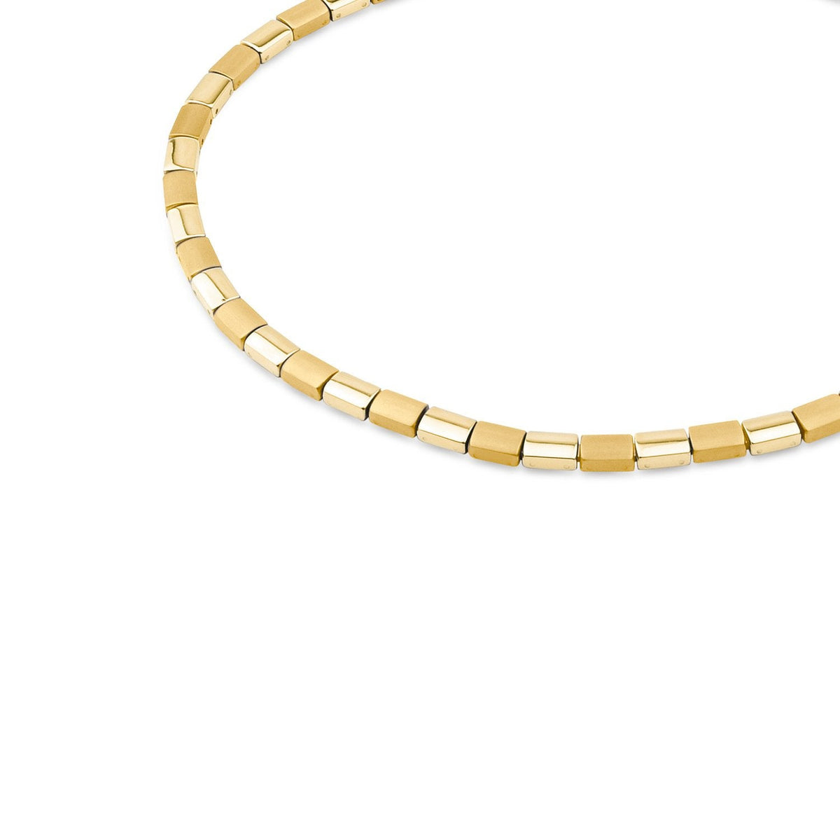 Collar de titanio con eslabones dorados y plateados, de forma rectangular y acabado pulido.