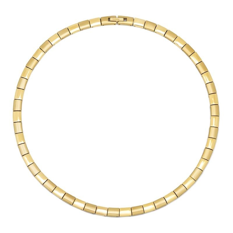 De Boccia Titanium Collier gp 0812-11 van Boccia is voorzien van goudkleurige, gladde rechthoekige schakels in een doorlopende cirkelvormige ketting met een modern, elegant design en veilige sluiting, afgebeeld op een effen witte achtergrond.