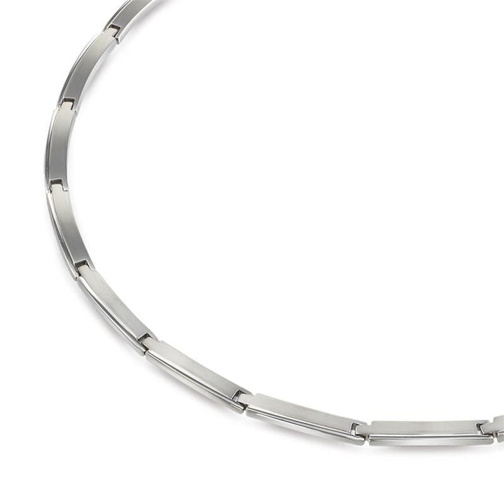 Een close-up van de Boccia Titanium Collier NL 08028-01 toont de strakke, rechthoekige schakels die vloeiend buigen in een minimalistisch ontwerp, waardoor de moderne stijl van Boccia wordt benadrukt tegen een witte achtergrond.