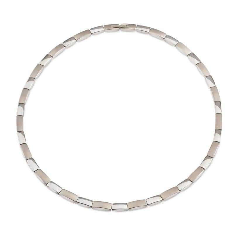 Collar de titanio con eslabones rectangulares en tonos plateados y mate.