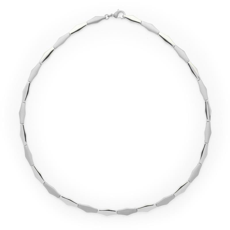 Collar de titanio con eslabones alargados y pulidos en color plateado.