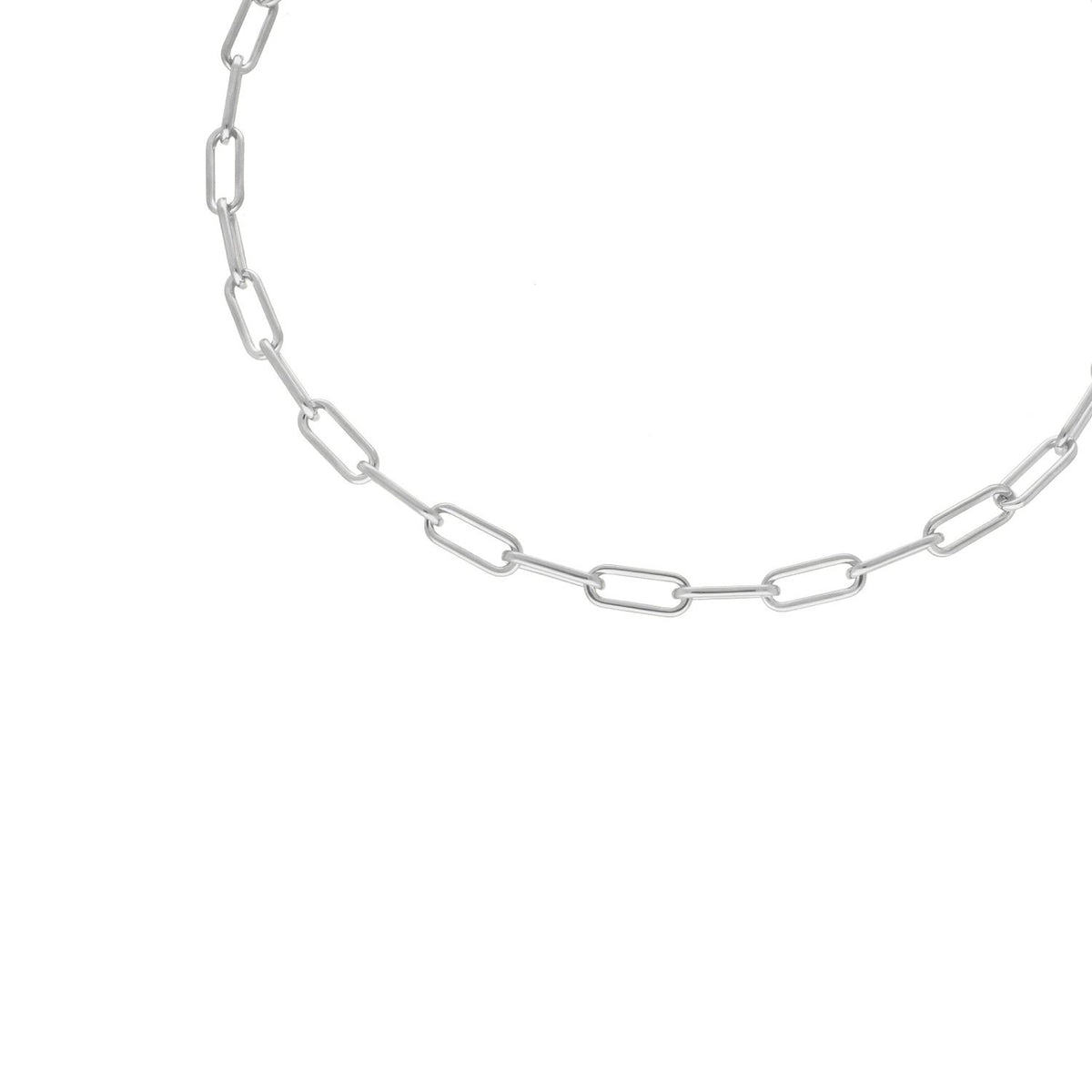 Collar de titanio con eslabones alargados y acabado plateado.