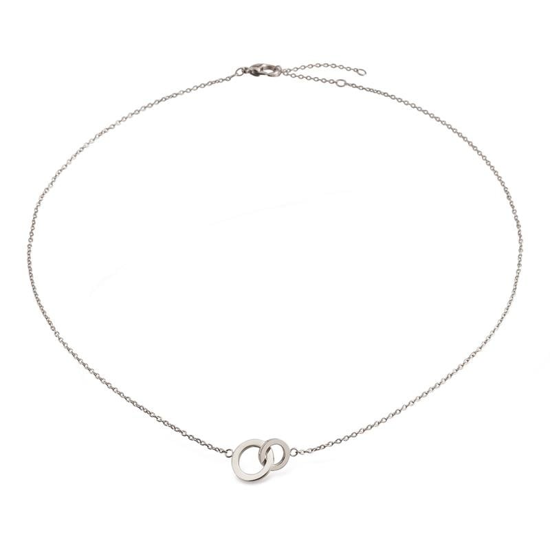 Collar de titanio con diseño de figura en forma de infinito y cadena fina.