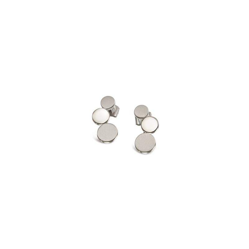 Boccia Titanium Figura Oorstekers 05040-01: elegante zilveren oorstekers met drie platte ronde schijfjes in een clustervorm. Uit de Figura-collectie van Boccia, perfecte oorstekers voor elke gelegenheid. Afgebeeld op een effen witte achtergrond.