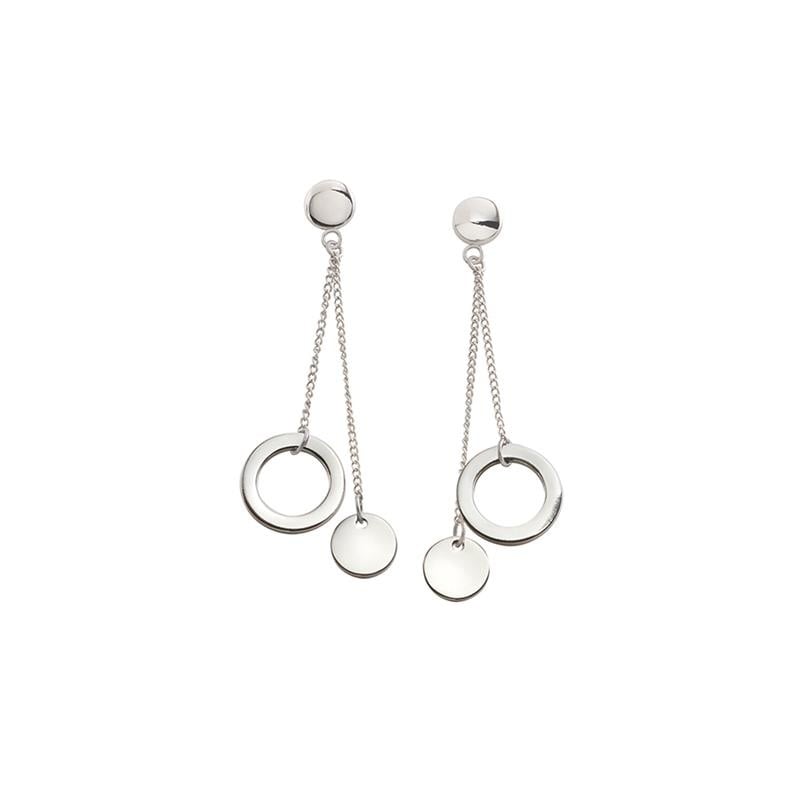 Pendientes largos de titanio con círculos colgantes en acabado plateado.