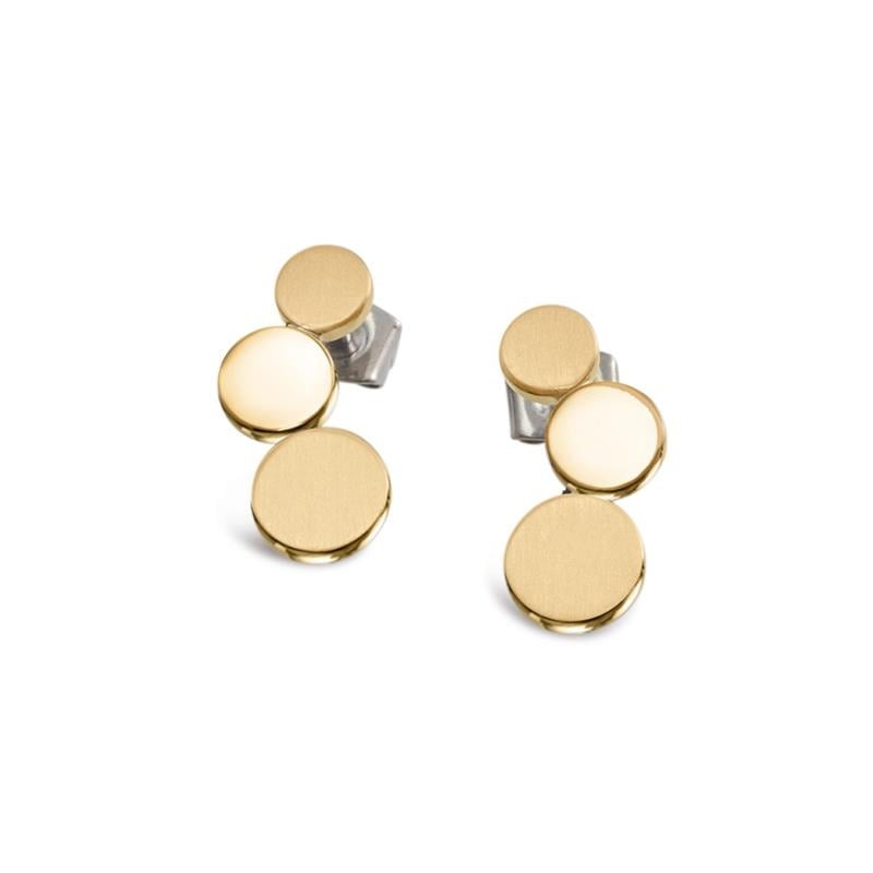 Pendientes de oro con diseño de círculos en diferentes tamaños y acabado pulido.
