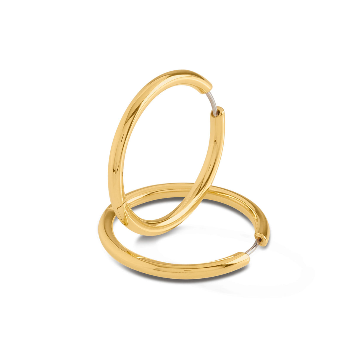 Aros de titanio dorados con un diseño simple y elegante, de forma circular.