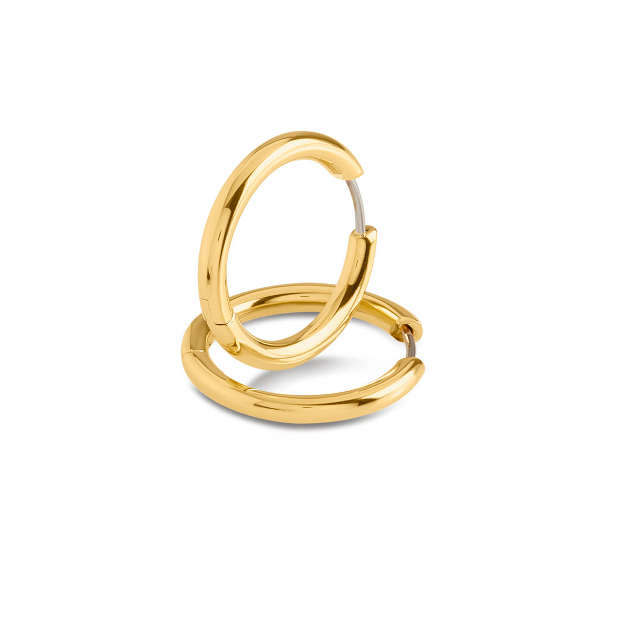 Pendientes de aro de titanio dorado con acabado pulido y diseño sencillo.