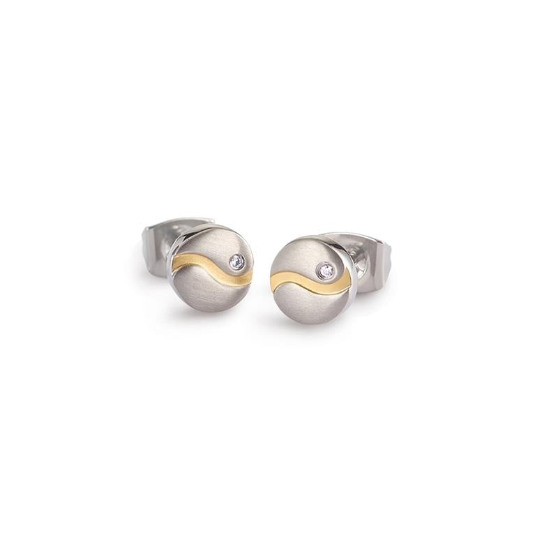 Pendientes de titanio bicolor con diseño redondo y detalle dorado, adornados con una pequeña piedra.