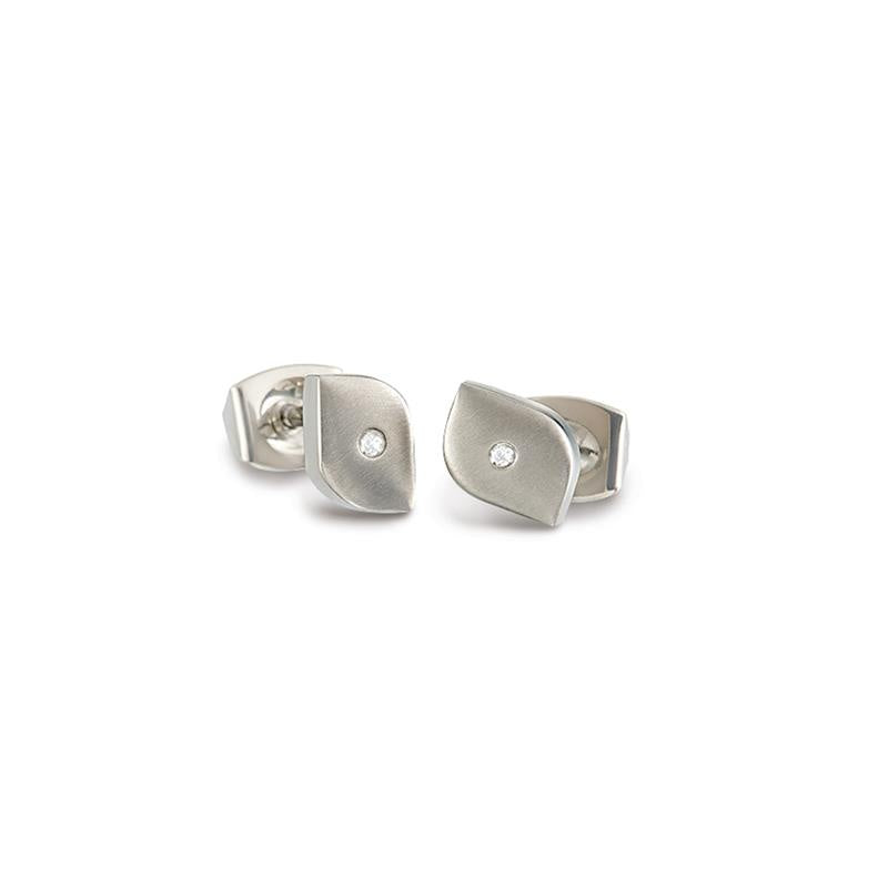 Pendientes de titanio con forma rectangular y un pequeño diamante en el centro.
