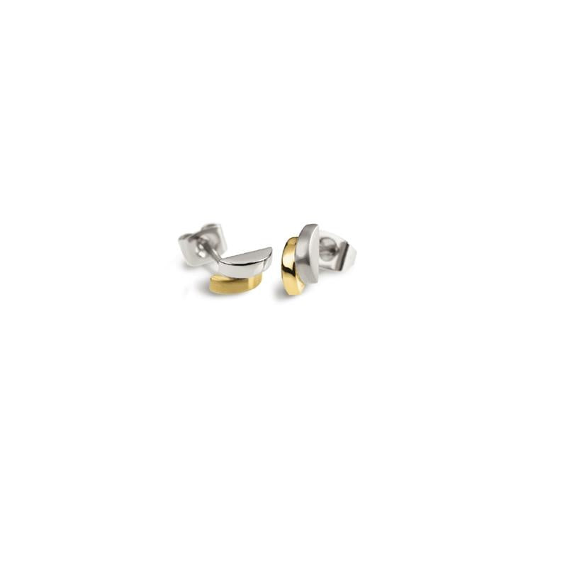 De Boccia Titanium Oorstekers Bicolor 0552-03 zijn minimalistische oorstekers met een chique gebogen design in zilver- en goudtinten, perfect voor dagelijkse elegantie.