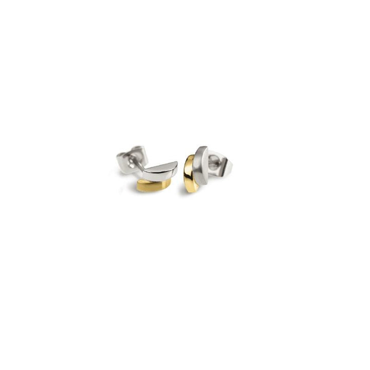 De Boccia Titanium Oorstekers Bicolor 0552-03 zijn minimalistische oorstekers met een chique gebogen design in zilver- en goudtinten, perfect voor dagelijkse elegantie.