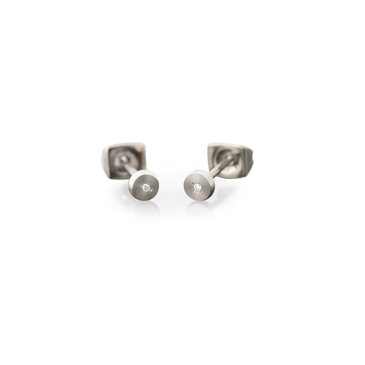 Een paar Boccia Titanium Oorstekers dia 2/0.01 - 0537-01 oorbellen van Boccia, met kleine ronde edelstenen in het midden, worden afgebeeld op een witte achtergrond.