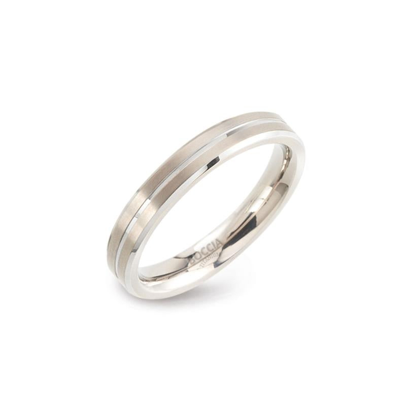 Anillo de titanio con dos líneas plateadas en el centro y acabado pulido.