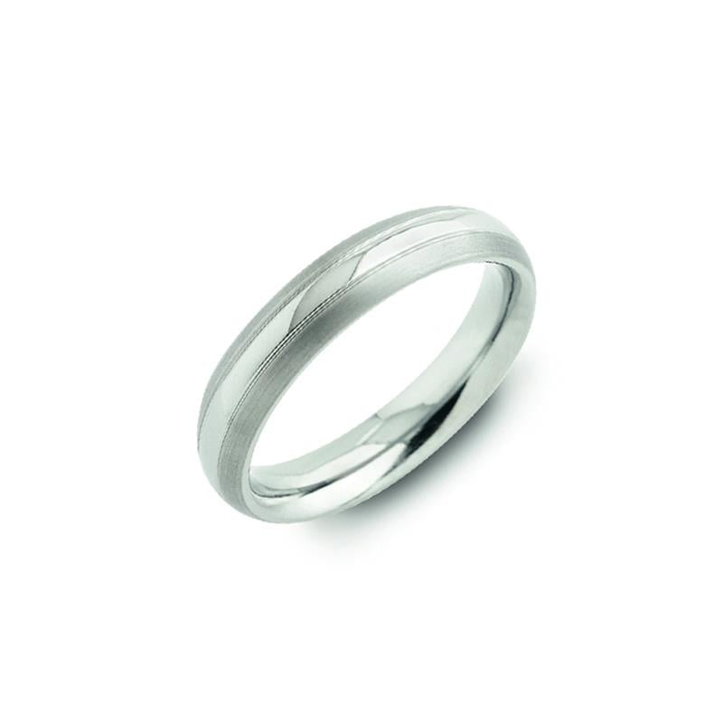 Anillo de titanio plateado con acabado pulido y detalles grabados en la superficie.