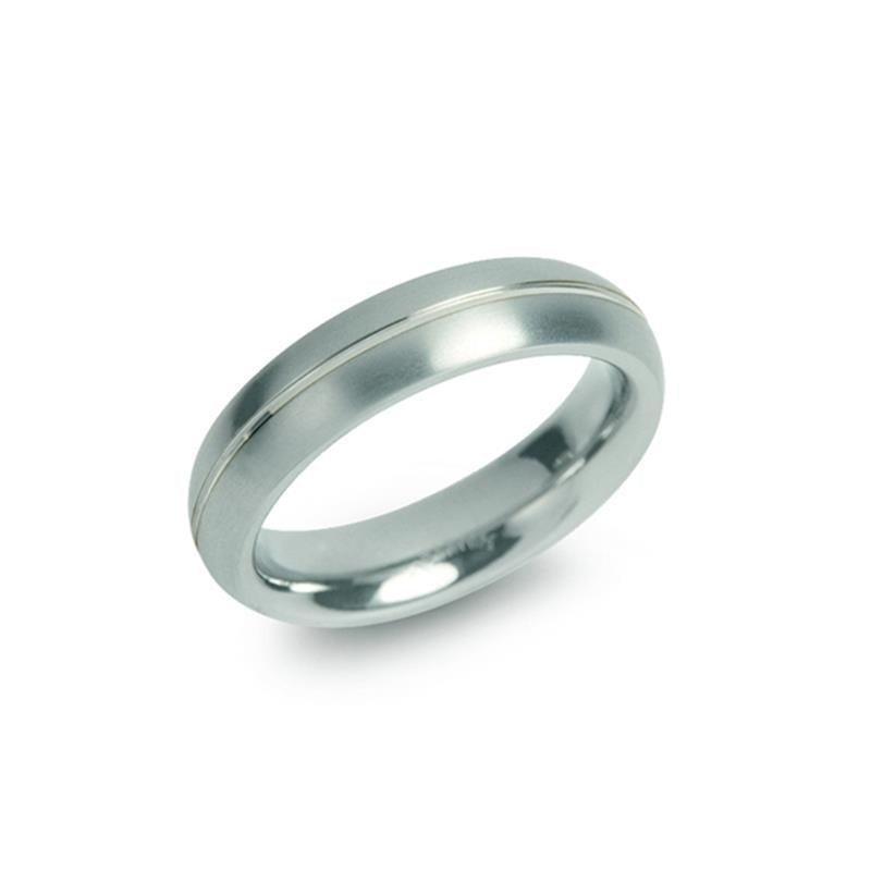 Anillo de titanio plateado con un diseño liso y una línea dorada en el centro.