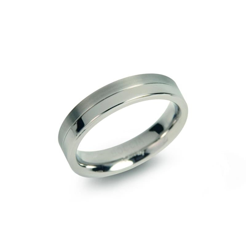 Anillo de titanio con acabado pulido y diseño sencillo, de forma plana y ancha.