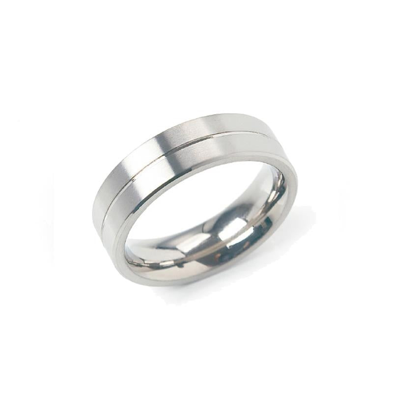 Anillo de titanio con acabado pulido y dos líneas horizontales en el centro.