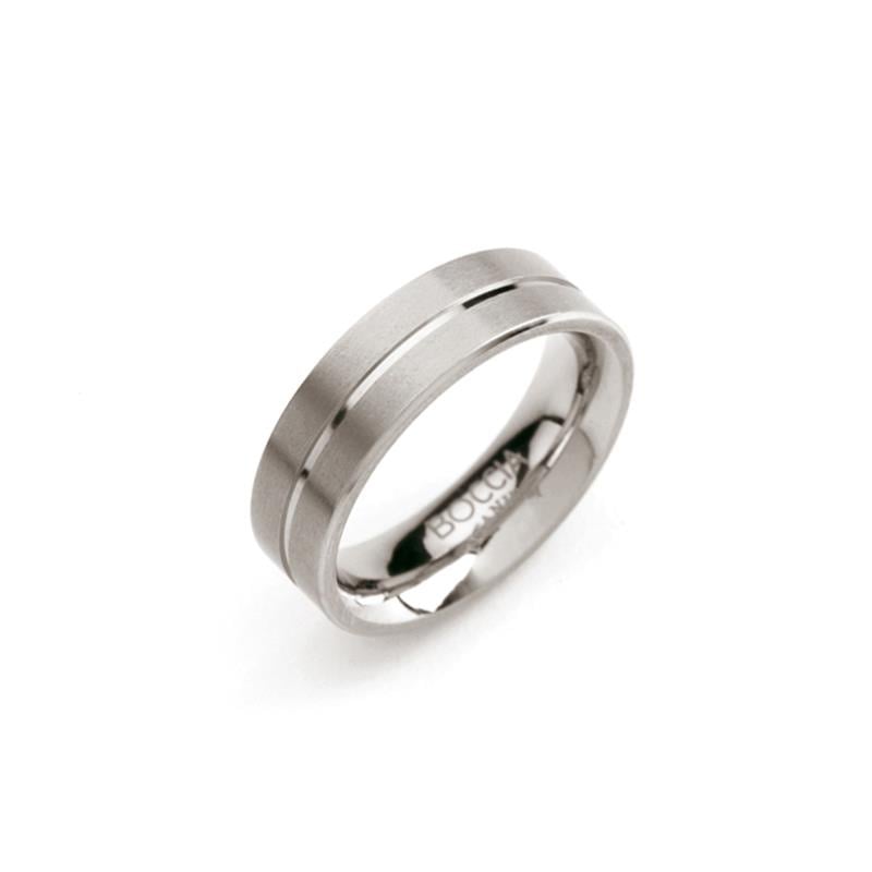Anillo de titanio plateado con acabado mate y dos líneas brillantes en el centro.