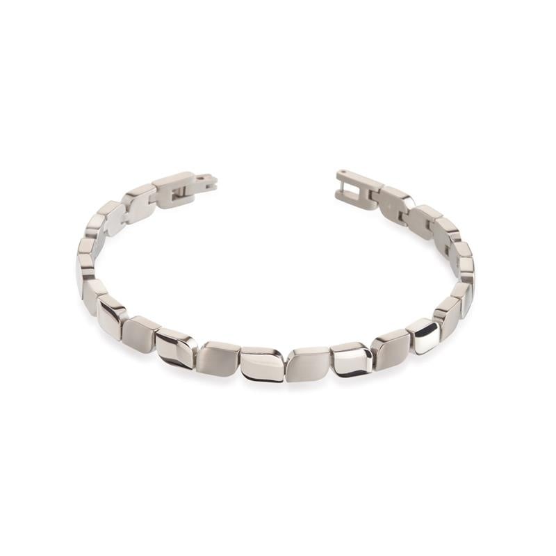 Pulsera de titanio con eslabones rectangulares pulidos y acabado brillante.