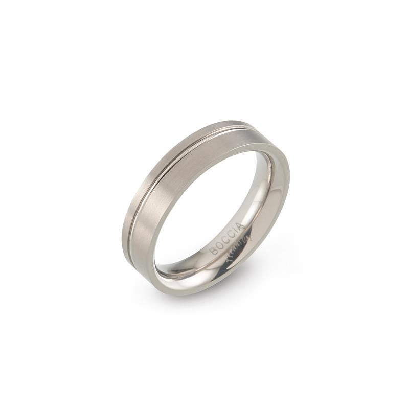 Anillo de titanio con acabado mate y detalles pulidos en el borde.