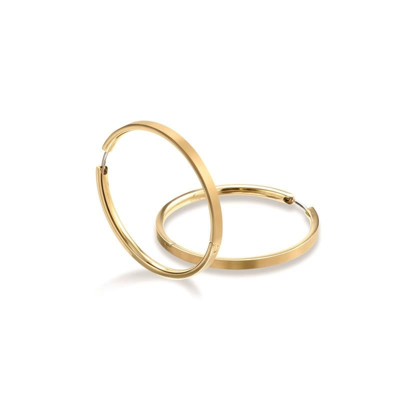 Pendientes de aro de titanio dorado, con un diseño simple y elegante.