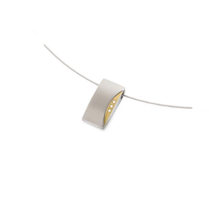 Colgante bicolor de titanio con detalles dorados y tres pequeñas piedras brillantes.
