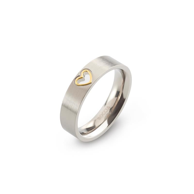 Anillo de titanio bicolor con un corazón dorado en el lateral y acabado mate.