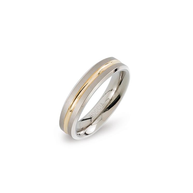 Anillo bicolor de titanio con acabado pulido y dos bandas, una dorada y otra plateada.