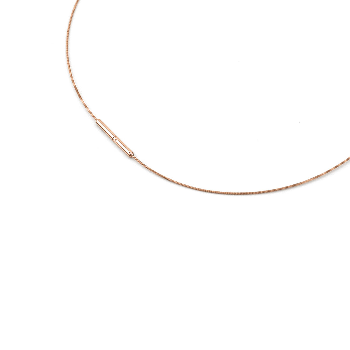 Collar de titanio con acabado en acero rosa, de forma delgada y elegante.
