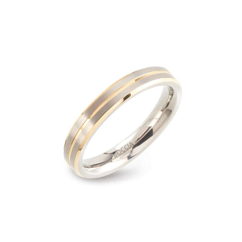 Anillo bicolor de titanio con dos líneas doradas y acabado pulido.