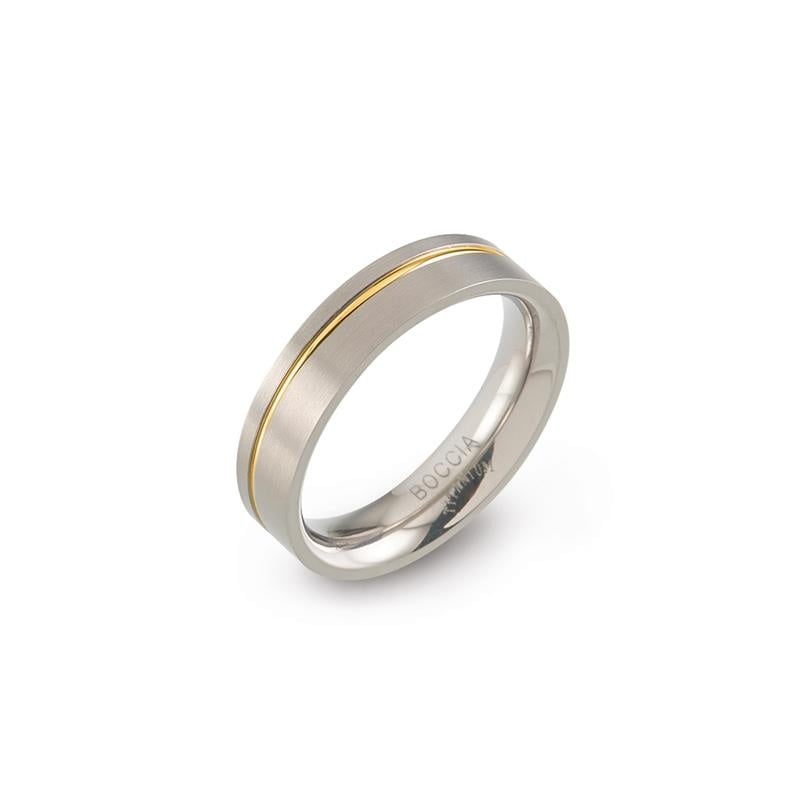 Anillo de titanio bicolor con una línea dorada en el centro y acabado mate.