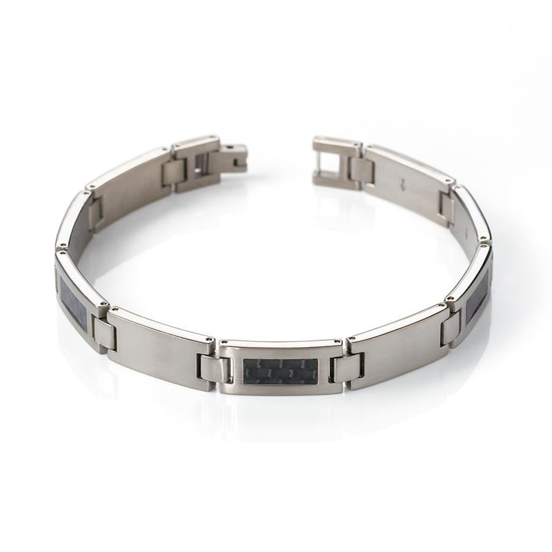 Pulsera de titanio con detalles en carbono, diseño rectangular y acabado mate.