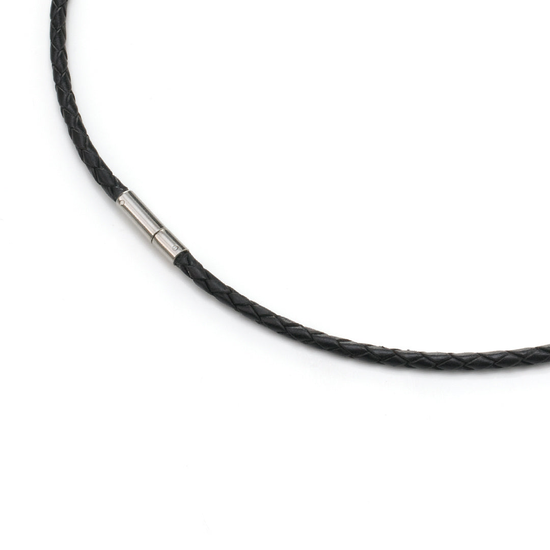 Collar de cuero trenzado negro con cierre de titanio.
