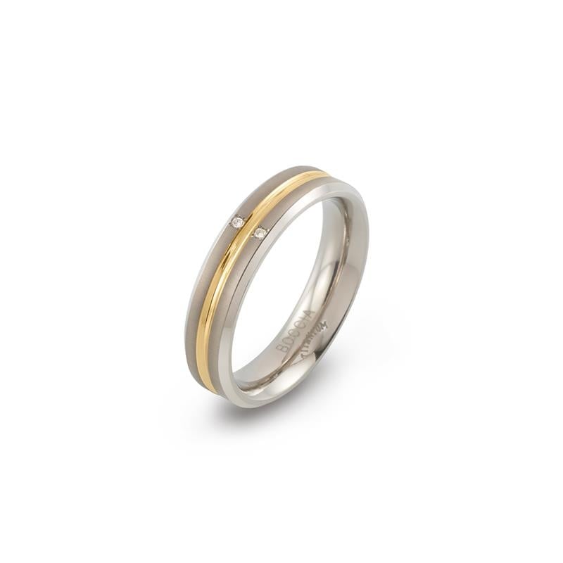 Anillo bicolor de titanio con detalles en oro y dos diamantes pequeños.