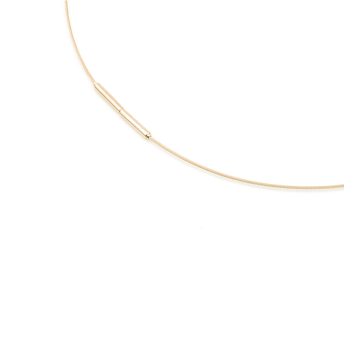 Collar de titanio con acabado en acero dorado, diseño delgado y elegante.