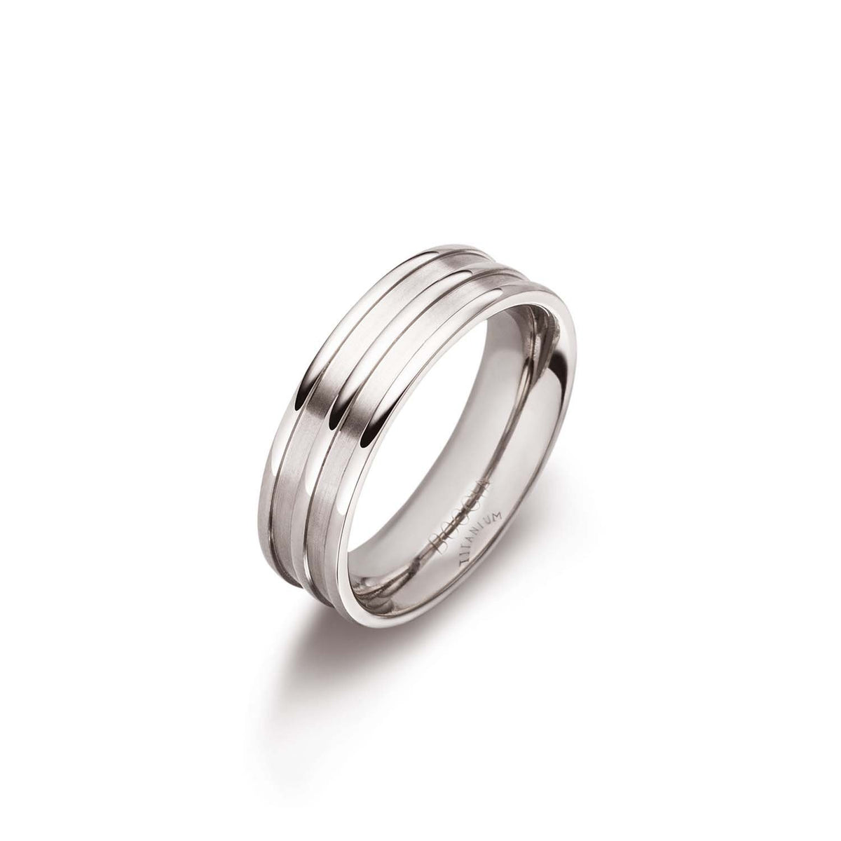 Anillo de titanio con tres franjas pulidas y acabado brillante.