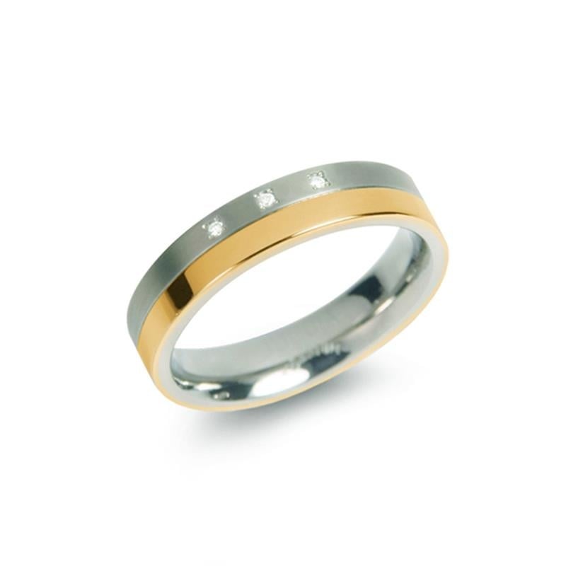 Anillo bicolor de titanio con tres diamantes, acabado pulido y mate.