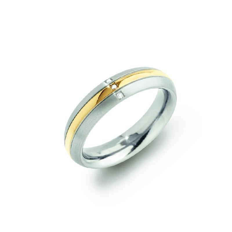 Anillo de titanio bicolor con detalles en oro y dos pequeñas piedras brillantes.