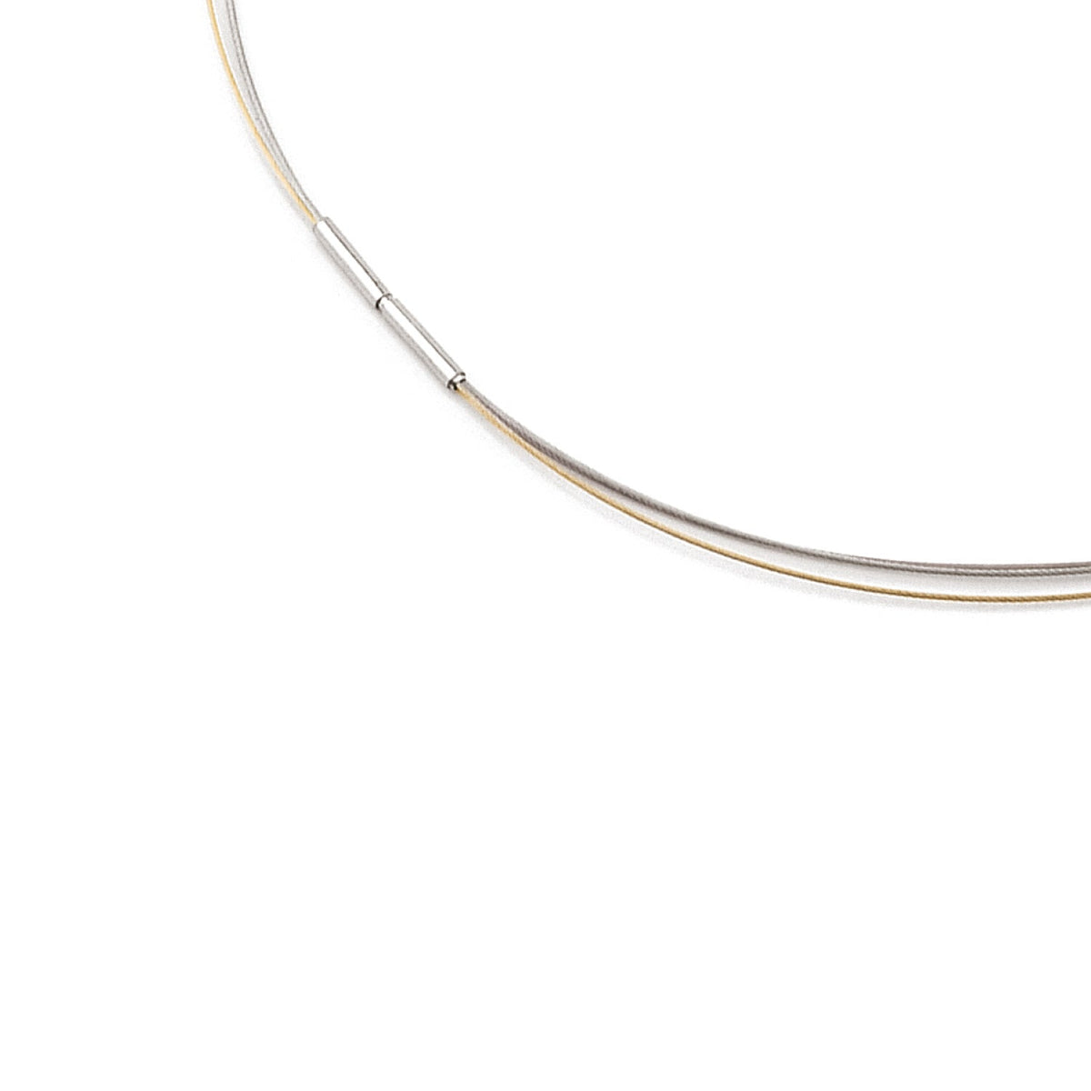 Collar bicolor de acero con detalles en titanio, de forma delgada y elegante.